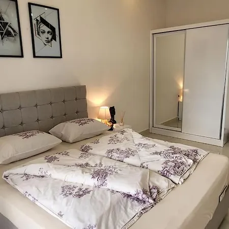 Lejlighed Sunny Apartment, 2 Rooms, 70m2, Close To Beach